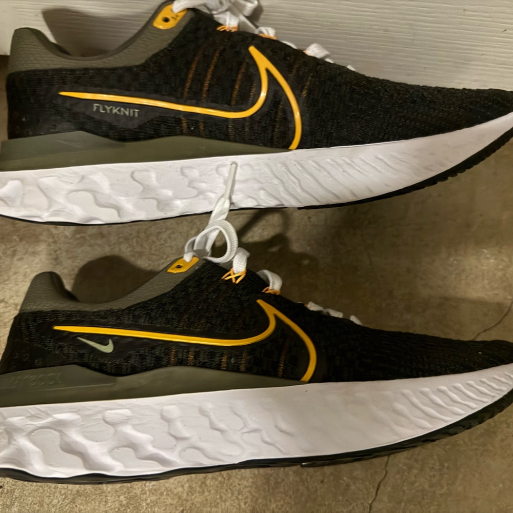 NIKE RUNNING SHOES - Picture 5 of 5